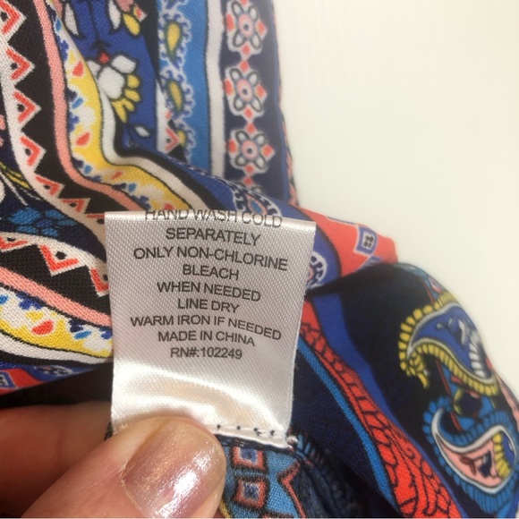 Skies are Blue V-Neck Sleeveless Blouse with Cut Out Back Detail Size 1X - Picture 6 of 8